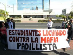 Los manifestantes también arremetieron contra la figura de Raúl Padilla López.  /