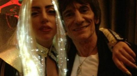 Con una peluca rubia y un gran escote, la cantante abraza a Ronnie. IMAGEN TOMADA DE TWITTER  /