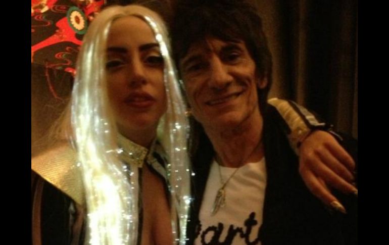 Con una peluca rubia y un gran escote, la cantante abraza a Ronnie. IMAGEN TOMADA DE TWITTER  /