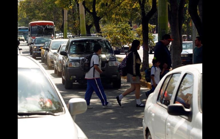 Otro factor por el que los padres no optan por el transporte colectivo es porque temen por la seguridad de su hijo.  /