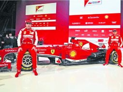 Los pilotos de Ferrari, el español Fernando Alonso y el brasileño Felipe Massa, fueron los encargados de mostrar el nuevo auto. AFP /