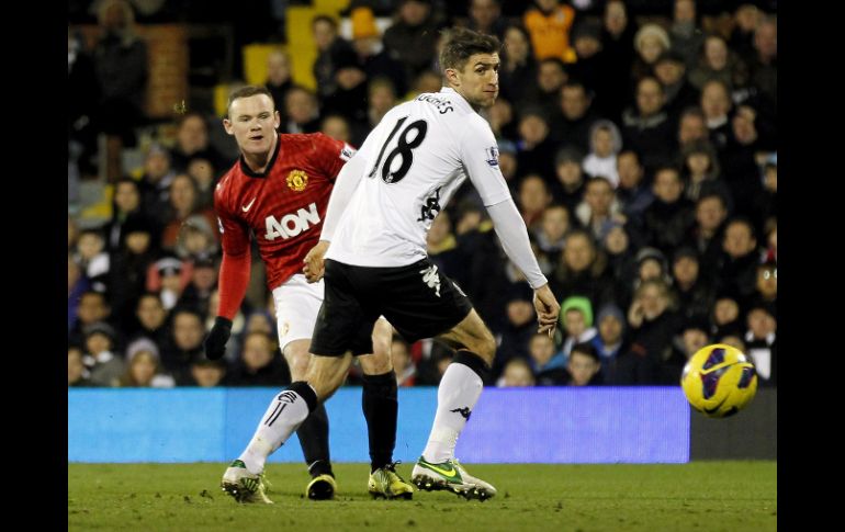 Rooney (i) marca el gol del triunfo a diez minutos del final. AFP /