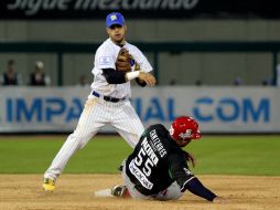 Acción del partido entre los equipos de Venezuela y de México en la Serie del Caribe. MEXSPORT /