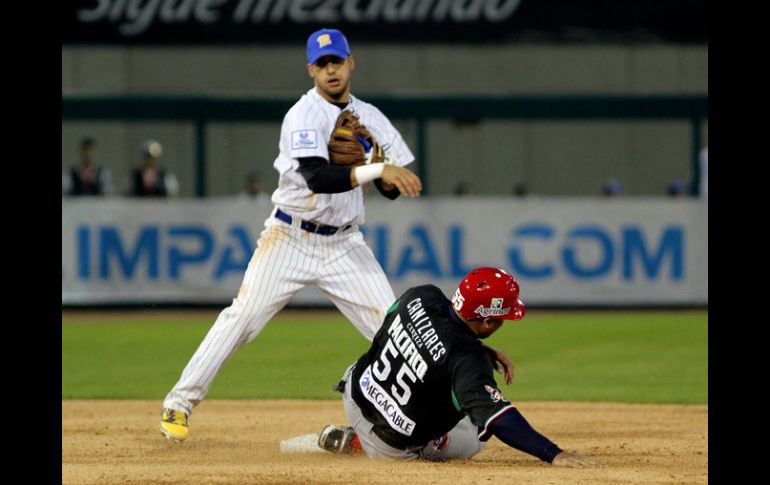 Acción del partido entre los equipos de Venezuela y de México en la Serie del Caribe. MEXSPORT /