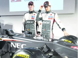 Otro mexicano en la F1. Esteban Gutiérrez y Nico Hulkenberg presentaron el nuevo modelo C32 de la escudería Sauber. AFP /