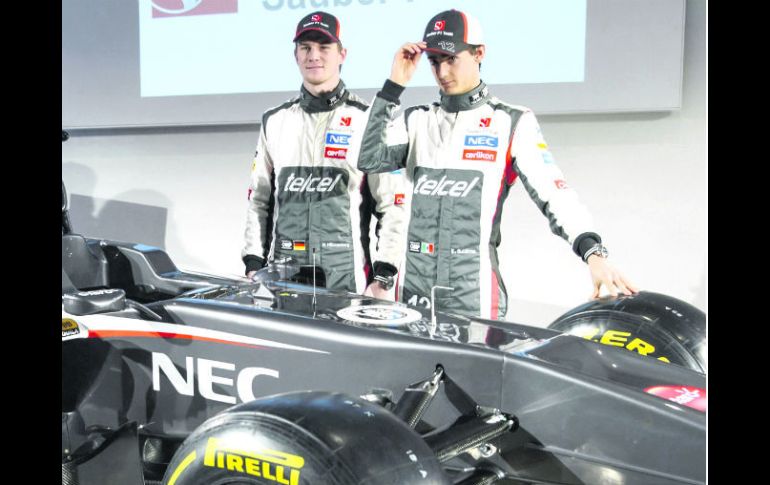 Otro mexicano en la F1. Esteban Gutiérrez y Nico Hulkenberg presentaron el nuevo modelo C32 de la escudería Sauber. AFP /