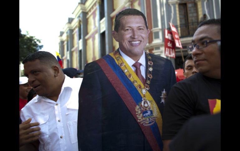 Seguidores de Hugo Chávez confían en su recuperación y le expresan su apoyo en las calles. AP /