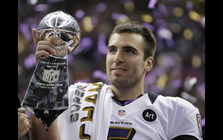 Joe Flacco levanta el trofeo Vince Lombardi luego de ser presentado como el Jugador Más Valioso del Super Bowl XLVII. AP /