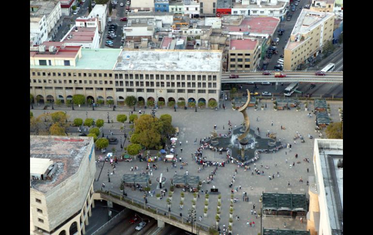 La Plaza tapatía tiene una extensión de 70 mil metros cuadrados  una extensión de nueve manzanas. ARCHIVO /