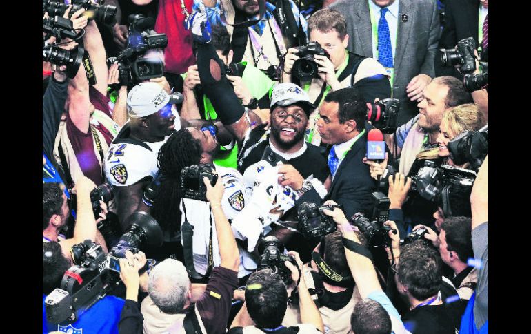 El centro de atención. Ray Lewis puso fin a su brillante carrera tras 17 temporadas con los Cuervos de Baltimore.  /