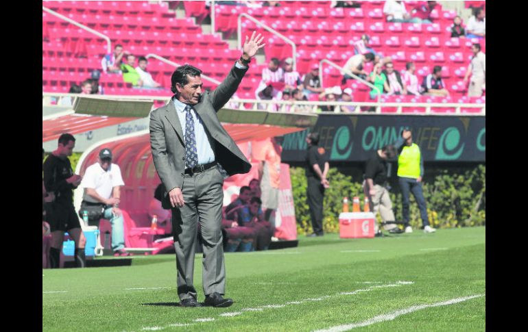 Serio. Benjamín Galindo no se cansó de dar indicaciones a sus pupilos, sobre todo en el segundo tiempo. EL INFORMADOR /