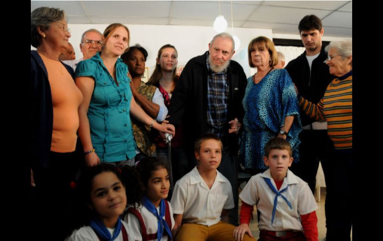 El líder cubano Fidel Castro posa con miembros del colegio electoral en que votó, en La Habana, Cuba. AP /