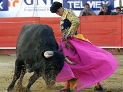 Alfredo Gutiérrez mató de gran espadazo y se llevó a pulso dos orejas. ARCHIVO /