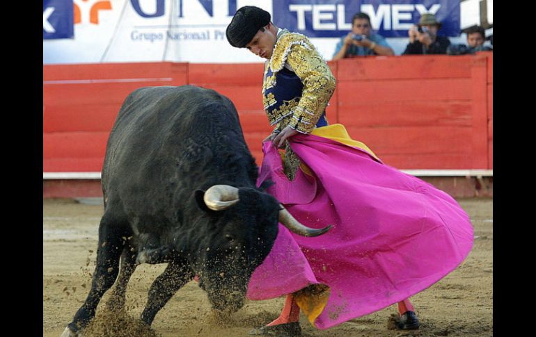 Alfredo Gutiérrez mató de gran espadazo y se llevó a pulso dos orejas. ARCHIVO /