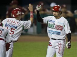 El ligamayorista Alfredo Amézaga festeja su cuadrangular, impulsor de las dos carreras del partido. AFP /