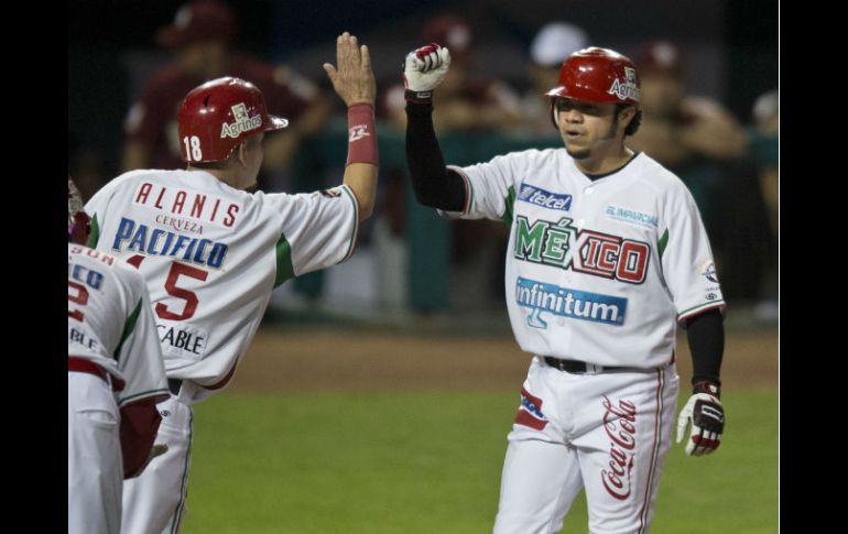 El ligamayorista Alfredo Amézaga festeja su cuadrangular, impulsor de las dos carreras del partido. AFP /