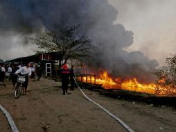 Unos bomberos tratan de apagar un incendio provocado por la explosión de un tanque de gasolina, en Rangún. EFE /