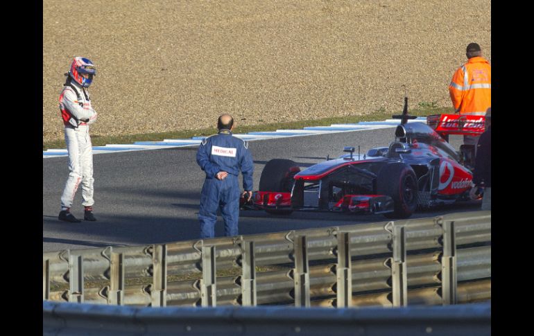 Button mira a su auto detenerse luego de tres vueltas en el circuito de Jeréz. AP /