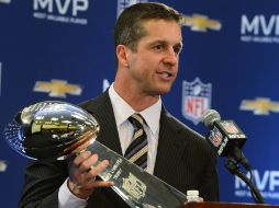 Un ejemplo podría ser ''John Harbaugh derrotó a su hermano y homólogo durante el Super Bowl''. EFE /