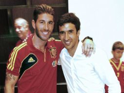 Sergio Ramos (izq) comparte la fotografía con Raúl en redes sociales. EFE /