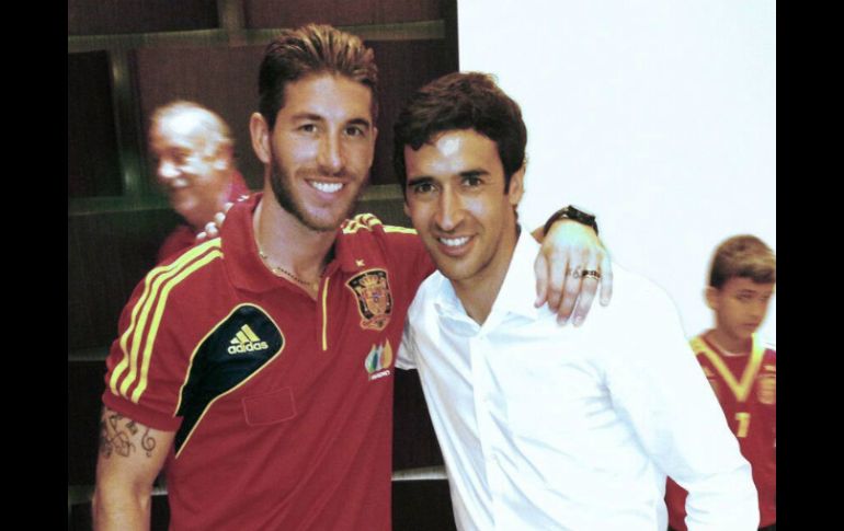 Sergio Ramos (izq) comparte la fotografía con Raúl en redes sociales. EFE /