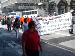 La manifestación, en la que participan 100 personas aproximadamente, inició desde los Dos Templos con rumbo a la alcaldía tapatía.  /