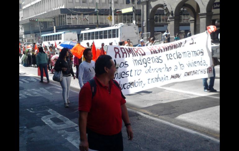 La manifestación, en la que participan 100 personas aproximadamente, inició desde los Dos Templos con rumbo a la alcaldía tapatía.  /