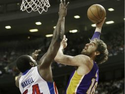 Gasol (der) sostiene que en caso de que D'Antoni siga con Lakers la próxima campaña, pensaría cambiar de aires. AP /