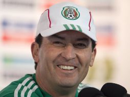 La sonrisa del técnico del Tri denota su confianza antes del compromiso ante Jamaica. MEXSPORT /