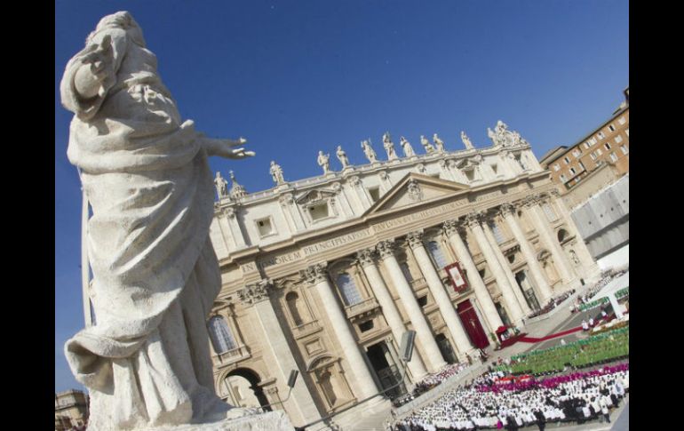 Imagen de la misa solemne oficiada por el Papa Benedicto XVI en la apertura del Año de la Fe en la plaza de San Pedro del Vaticano. ARCHIVO /