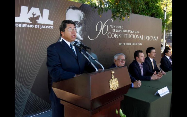 El secretario de Educación Jalisco (i) durante la conmemoración 96 Aniversario de la Promulgación de la Constitución Mexicana de 1917.  /