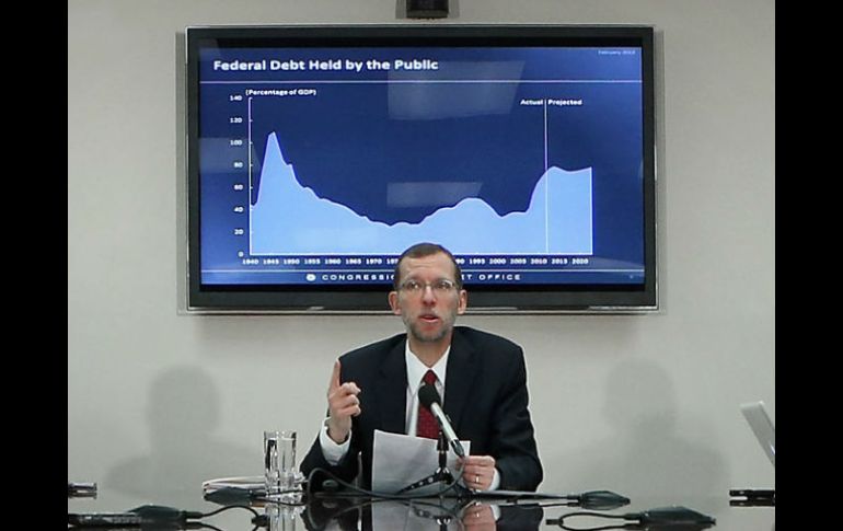 El director de la Oficina Presupuestaria del Congreso Douglas Elmendorf, da su informe anual en conferencia de prensa. AFP /