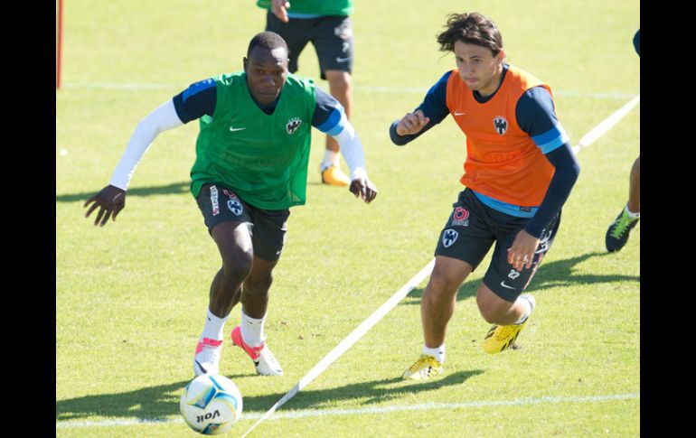 Omar Arellano (der) disputa un balón con Ayoví en la práctica del Monterrey. MEXSPORT /