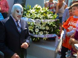 El Hijo del Santo, encabezó el homenaje realizado a su padre en la estatua en su honor, para conmemorar su aniversario luctuoso. NTX /