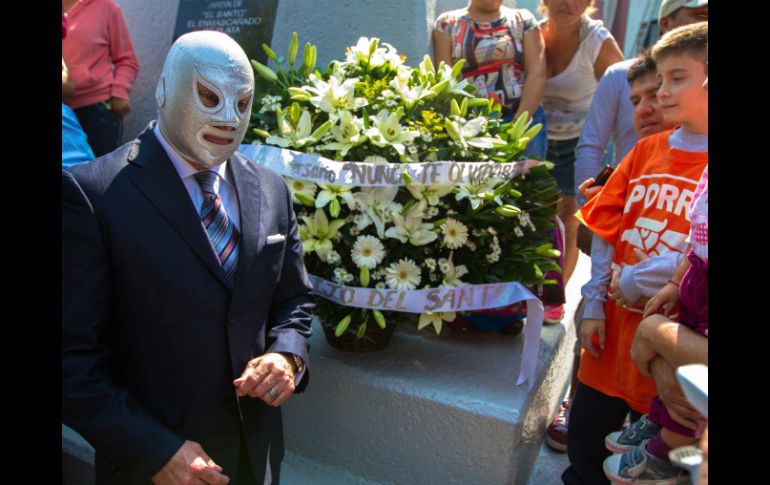 El Hijo del Santo, encabezó el homenaje realizado a su padre en la estatua en su honor, para conmemorar su aniversario luctuoso. NTX /