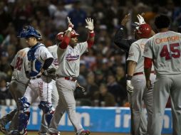 Miguel Tejada celebra el jonrón que en la tercera entrada le dio ventaja a los campeones dominicanos. AFP /