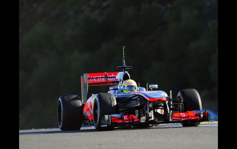 El piloto tapatío, Sergio ''Checo'' Pérez, durante el segundo día de entrenamientos libres en la pista de Jerez. AFP /