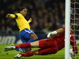 Ronaldinho regresó a la Selección de Brasil y falló un penal ante Joe Hart, portero de Inglaterra. AFP /