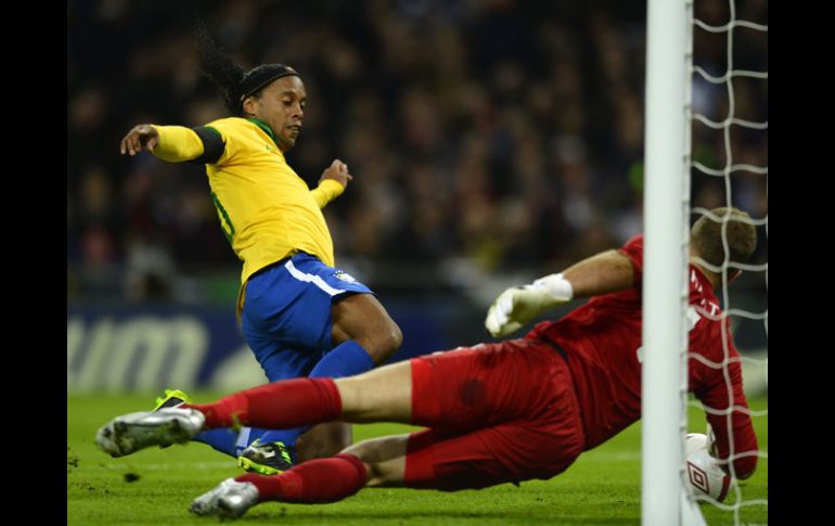 Ronaldinho regresó a la Selección de Brasil y falló un penal ante Joe Hart, portero de Inglaterra. AFP /