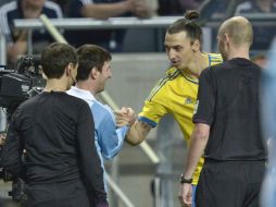 Messi e Ibrahimovic se dan la mano previo al arranque del partido. EFE /