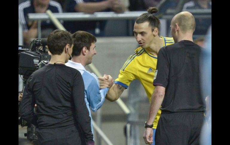 Messi e Ibrahimovic se dan la mano previo al arranque del partido. EFE /