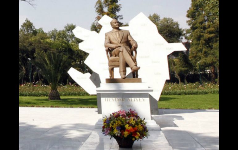 El 26 de enero fue retirada la estatua de Heydar Aliyev del Parque de la Amistad en Paseo de la Reforma. ARCHIVO /