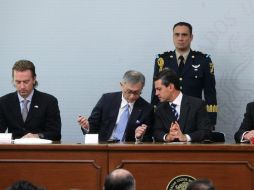 El presidente de Nissan México, José Luis Vals, el director general de JATCO, Takashi Hata y el presidente de México,Peña Nieto. EFE /