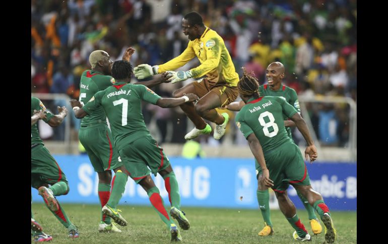 Los jugadores de Burkina Faso celebran su pase a la final luego de ganar la serie de penales ante Ghana. EFE /