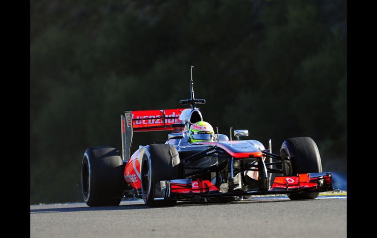 Sergio Pérez empieza a familiarizarse con el McLaren. AFP /