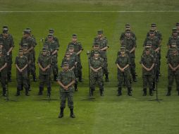 El ejército recibe un pequeño homenaje antes del encuentro entre México y Jamaica. MEXSPORT /