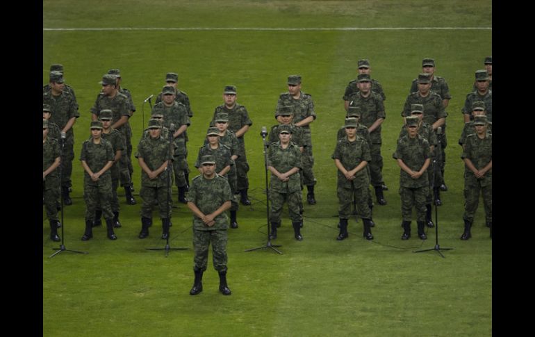 El ejército recibe un pequeño homenaje antes del encuentro entre México y Jamaica. MEXSPORT /