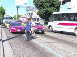 En la zona del Centro Médico se dificulta el cruce peatonal por el intenso tráfico en ambos sentidos en Belisario Domínguez. EL INFORMADOR /