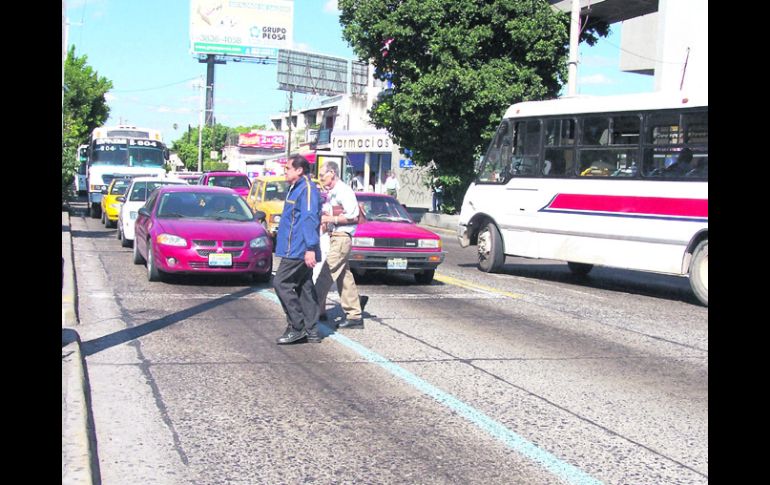 En la zona del Centro Médico se dificulta el cruce peatonal por el intenso tráfico en ambos sentidos en Belisario Domínguez. EL INFORMADOR /