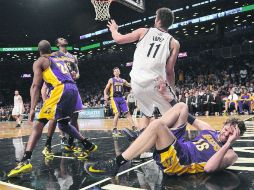 Brooke López cae sobre el pie de Pau Gasol, golpe que le provocó la lesión. El español no era contemplado como titular este temporada. AFP /